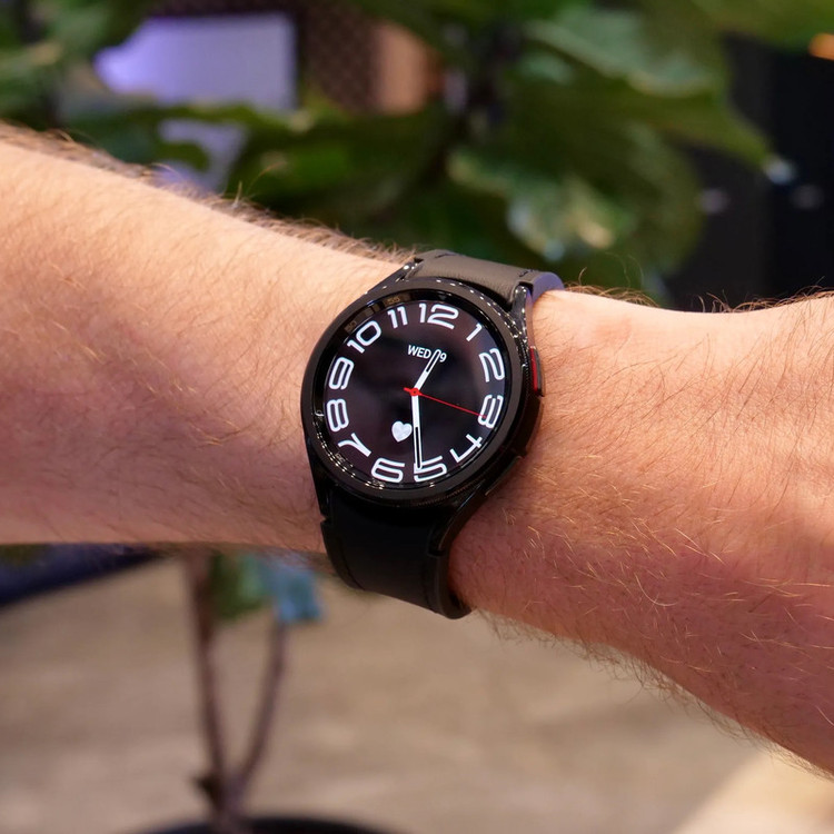 ساعت هوشمند 43 میلیمتری سامسونگ مدل Galaxy Watch 6 Classic با بند سیلیکونی